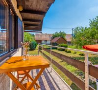 The balcony of the cottage on Dubkova Street in Lazy pod Makytou with a view of the landscaped garden.