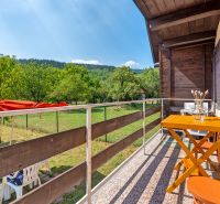 Cottage on Dubkova Street in Lazy pod Makytou with a terrace and a view of the greenery.