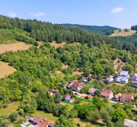 Lazy pod Makytou, Dubková: A cottage surrounded by greenery and forests in a beautiful rural setting.
