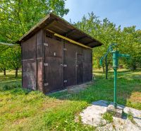 Wooden gazebo and hand pump in the garden at the cottage in Lazy pod Makytou, Dubková.