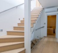 Family house with a floor with a wooden decor and a wooden staircase with a safety net.