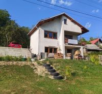 A family house on Pivnička Street 430 in Hriňová on a slope, with stairs made of tires.