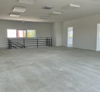 Spacious spaces Warehouses and halls with concrete floors and white walls.