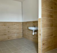 A space with walls in wood decor and a sink in warehouses and halls.