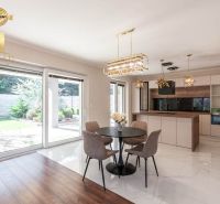 Kitchen and dining area in a family house with a wooden decor floor.