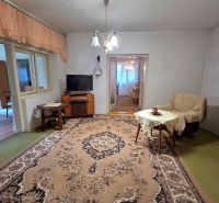 Living room of a family house with a carpet and a TV corner.