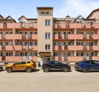 Apartment building on Dóna Sandtnera in Pezinok with parking in front of the building.
