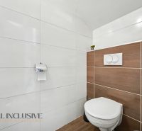 Bathroom with tiles and toilet, 3-room apartment with elegance and functionality.