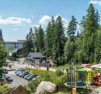 A recreational apartment in Poprad offers a forest scenery with attractions for children and parking.