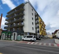 Hviezdoslavova Street in Poprad with a modern building and a 3-room apartment in the background.