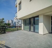 In Poprad on Dlhé Hony, there is a terrace of a 4-room apartment, surrounded by apartment buildings.