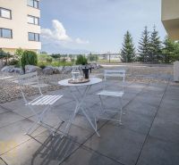 The terrace of the 4-room apartment on Dlhé Hony Street in Poprad offers a view of the mountains.