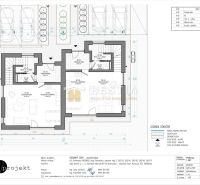 The floor plan of the family house in Rovensko shows the layout of the rooms and parking spaces.