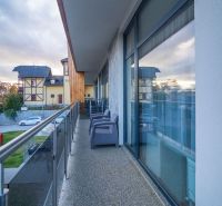 The balcony of a recreational apartment in Starý Smokovec with a view of the surroundings.