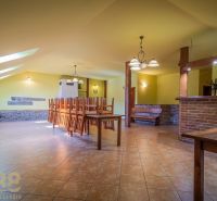 Gastro premises with a brick bar and tables, floor with wooden decor, light decoration.