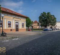 A restaurant on the Castle Square in Kežmarok with a view of historical buildings.