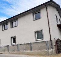 Family house in Ochodnica, a two-story building with a gray facade and an entrance gate.