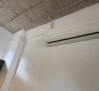 Air conditioning and concrete ceiling in commercial premises.