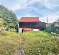 A garden at a family house in Ochodnica on Ochodnica Street with an old wooden building.