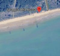 The map shows Spiaggia della Brussa beach and the Sentiero le Dune di Valle Vecchia forest.