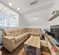 Living room with a sofa, TV, lighting fixtures, and a floor with a wood decor in a 4-room apartment.