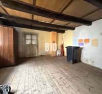 A room in a family house with a wooden ceiling and a floor with a wooden decor.