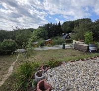 Garden and paths lined with greenery around the cottage on Tulská in Banská Bystrica.