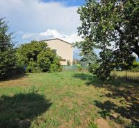 A family house in Kokšov - Bakša with a garden, surrounded by trees and greenery.