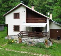 A cottage in the Šugov Valley, Medzev, surrounded by greenery and equipped with a terrace.