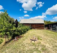 A garden with a wooden structure and a fire pit in Ondavské Matiašovce, family house.