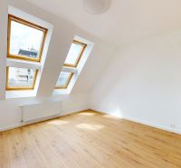 Attic room with wood-patterned flooring and skylights in a 5 or more room apartment.