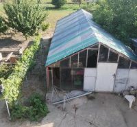 A garden with a garden cottage in Zlaté Moravce, with fruit trees and a cultivation area.
