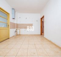An empty room with tiles and yellow doors in a family house.