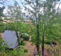 A cottage in Dolné Orešany surrounded by trees, with a view of nature from Dolné Orešany.