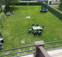 A garden by the cottage in Kaluža with a trampoline and seating on the grass.