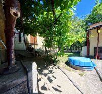 A family house on Sládkovičova 135 in Zlaté Moravce with a yard surrounded by greenery.
