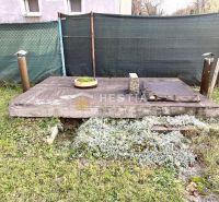 A garden feature at a family house in Senica with a wooden decor and vegetation.