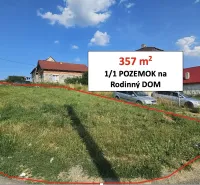 A grassy plot in Raslavice marked for construction purposes - residential.
