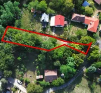 Aerial view of a plot in the gardens of Kolačna, surrounded by greenery and properties.