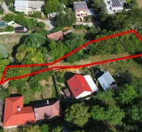 Aerial view of a plot in the gardens in Kolačno, surrounded by greenery and houses.