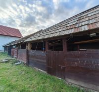 The family house on Prieloh Street in Dolná Strehová has a wooden extension and a grassy yard.