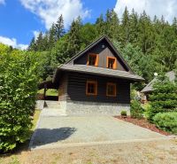 A cabin in Jarabá surrounded by forest, natural environment and blue sky.