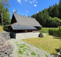 A cottage in Jarabá surrounded by green forests and stones on the slope.