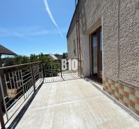 The terrace of a family house in Kláštor pod Znievom with a view of the surrounding greenery.