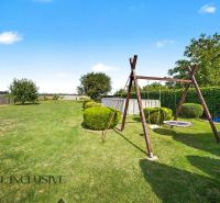 The garden of a family house in Vojtechovce in Nový Život with a swing and a swimming pool.