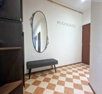 3-room apartment: entrance hall with a black and white bench, mirror, and wall-mounted coat rack.