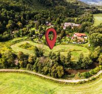 Aerial view of recreational plots in Betliar, surrounded by greenery and a river.