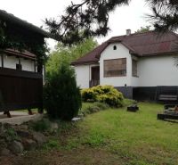 A family house surrounded by a garden, terrace, and fire pit creates a pleasant living environment.