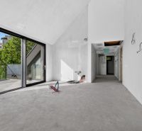 Unfinished room in a 5 or more bedroom apartment with large windows and a view of the terrace.