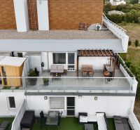 Rooftop terrace with furniture, greenery, and a pergola in a 3-room apartment in Bratislava - Nové Mesto, Nobelova.